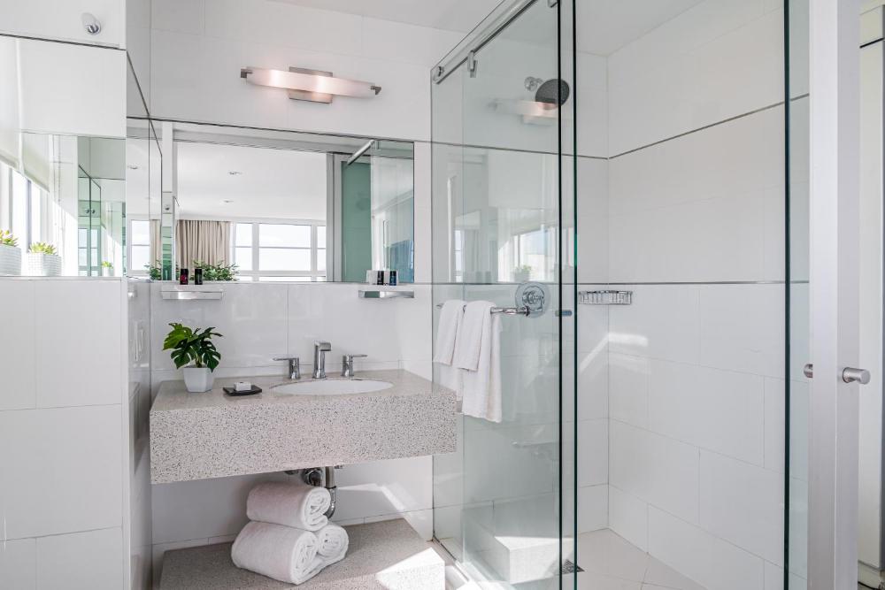 Oceanfront Balcony – 1 King Bed interior